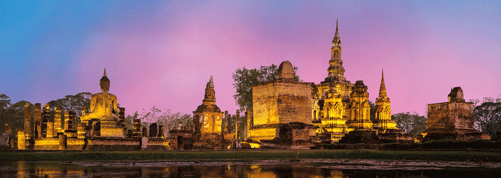 Ruinen bei Nacht in Ayutthaya, Thailand