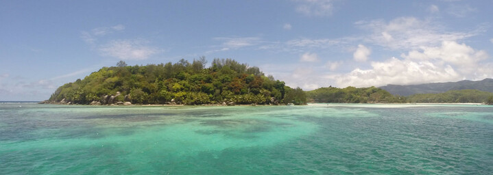 Seychellen Reisebericht - Blick auf Inselwelt vom Katamaran