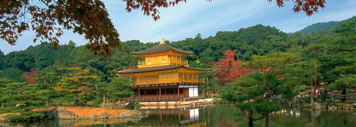 Goldener Pavillion am Teich in Kyoto