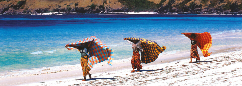 Frauen am Senggigi Beach Lombok