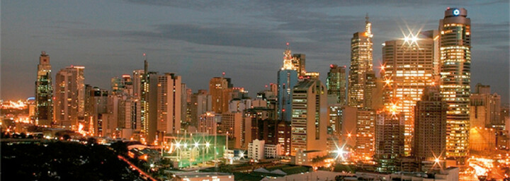 Skyline von Manila bei Nacht