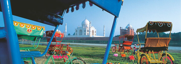Taj Mahal in Agra mit Rikschas