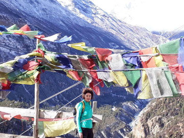 Nepal Reisebericht - Gebetsfahnen auf dem Weg nach Pisang