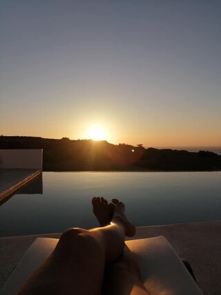 Santorini Reisebericht - Sonnenuntergang am Pool auf Santorini