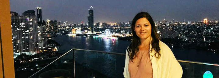 Thailand Reisebericht: Reiseexpertin Sybille mit toller Aussicht von der Rooftop-Bar des Avani River Bangkok Hotels