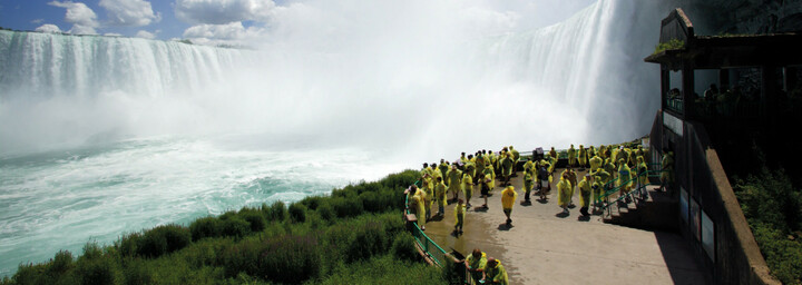 Niagara Falls und gelbe Regenjacken