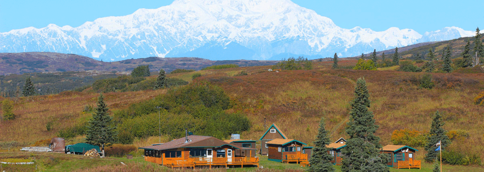 Caribou Lodge umgeben von dem Denali Gebirge