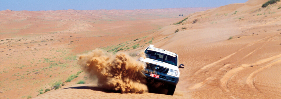 Jeep in der Wahiba Sands Wüste