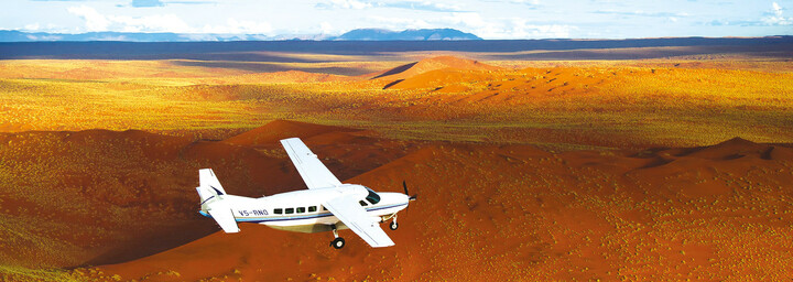 Flugzeug über der Namib