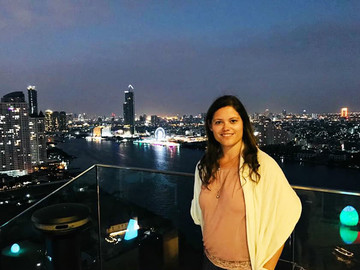 Thailand Reisebericht: Reiseexpertin Sybille in der Rooftop-Bar des Avani Riverside Bangkok Resorts