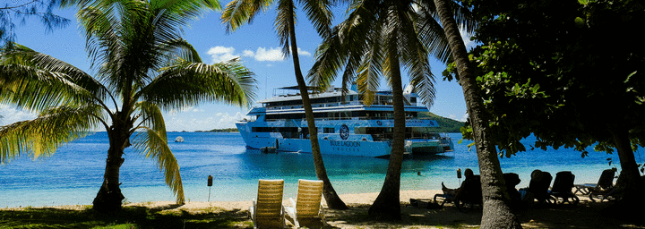 Kreuzfahrtschiff in Bucht - Blue Lagoon Cruises Fiji