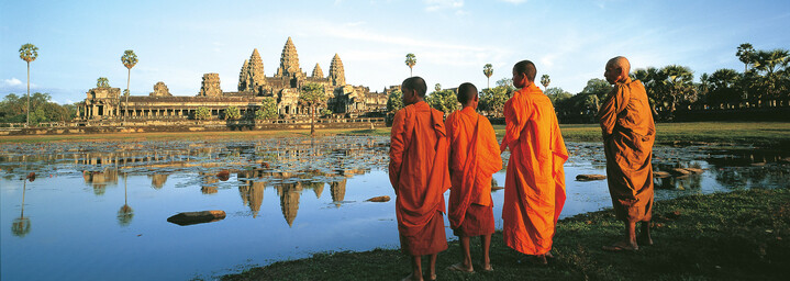 Mönche mit Blick auf die Tempelanlage Angkor Wat
