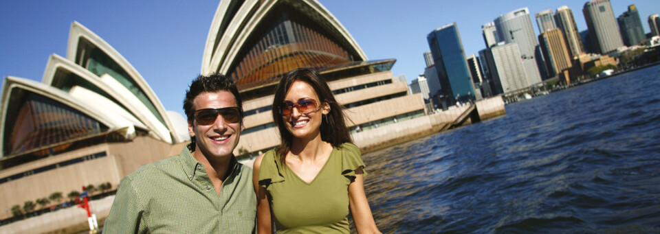 Paar auf einer Fähre vor der Oper in Sydney