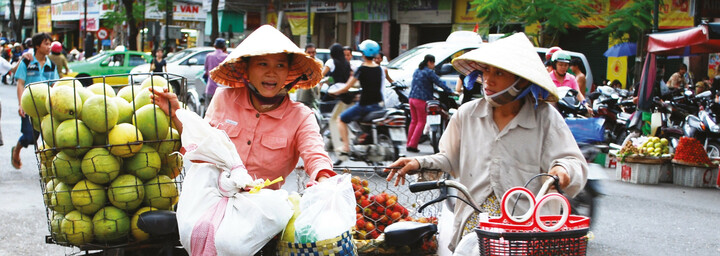 Frauen auf dem Rad Straßenszene in Ho Chi Minh