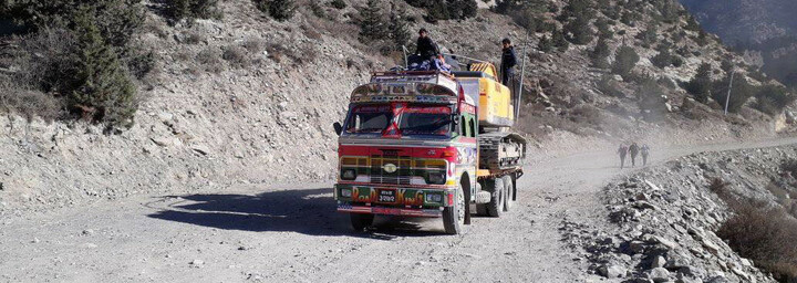 Nepal Reisebericht: Transporter auf dem Weg nach Ghasa