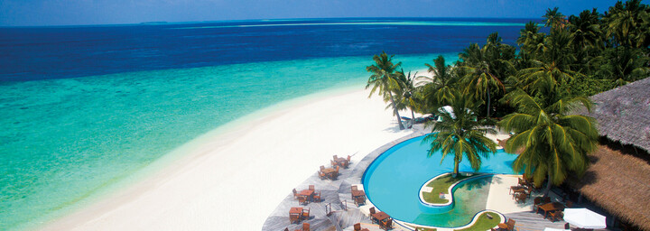 Pool des Filitheyo Island Resort im Faafu Atoll