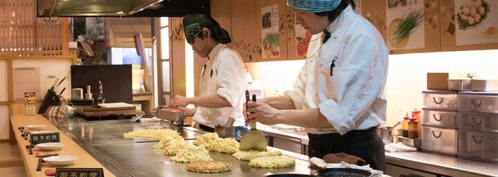 Zubereitung des traditionellen japanischen Gerichtes "Okonomiyaki "