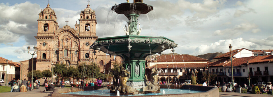 Lima - Kathedrale und Brunnen am Platz