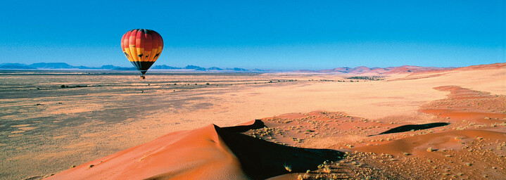 Heißluftballon über der Namib Wüste
