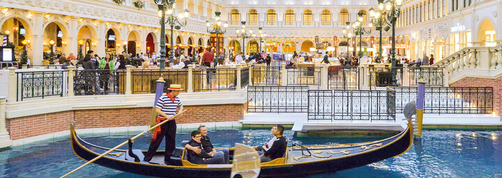 Gondelfahrer vor dem The Venetian Resort & Casino in Las Vegas