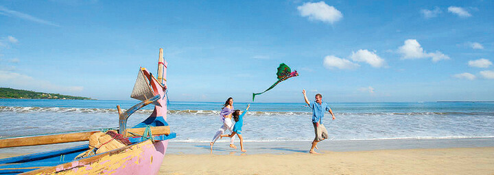 Familie am Strand des InterContinental Bali Resort