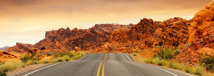 Straße durch Utahs Landschaft
