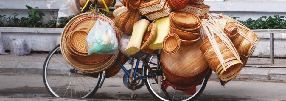 Voll geladenes Fahrrad auf einer Straße in Ho Chi Minh City