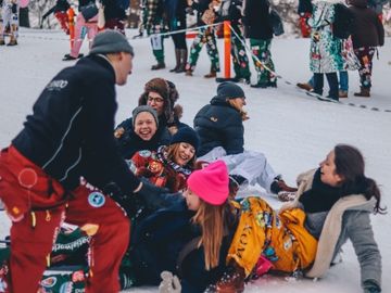 Lachende Menschen in Helsinki, Finnland